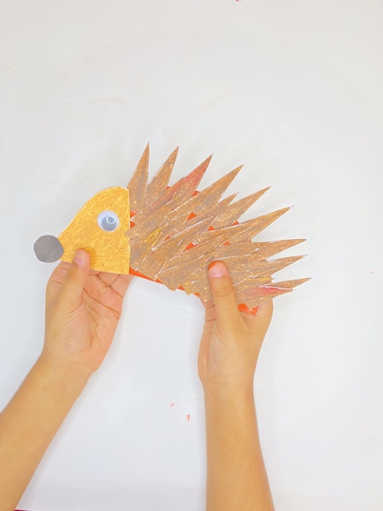 Fall paper plate hedgehog craft for kids (with free printable template)