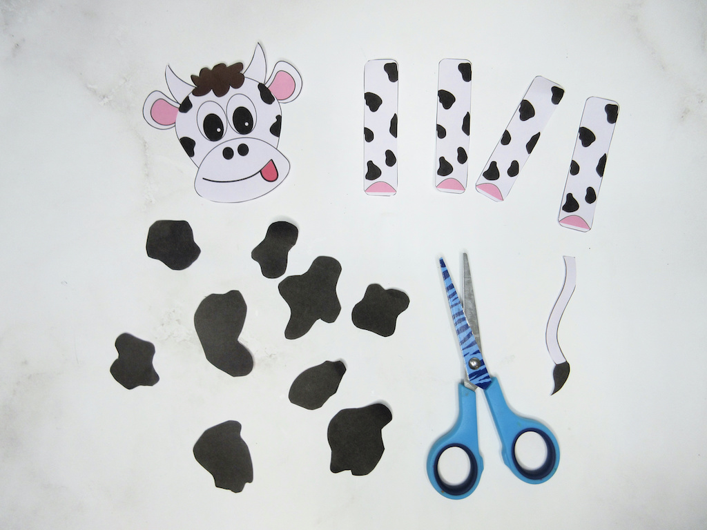 Paper plate cow craft for preschoolers and kindergarteners with free template