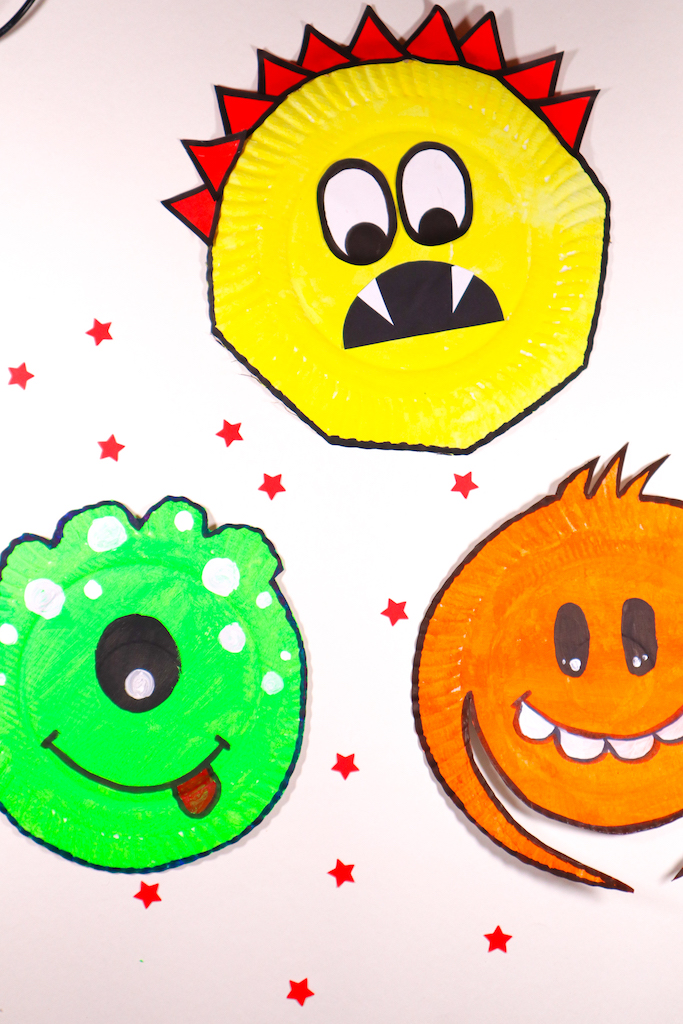 Step by step tutorial to make a one-eyed green paper plate monster 