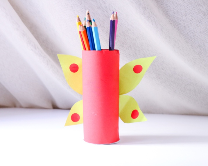 Pencil stand deals with paper