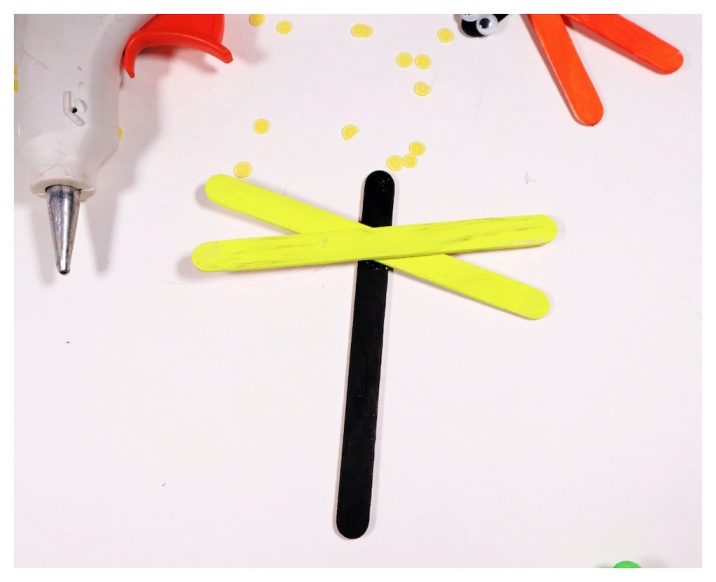 Easy dragonfly popsicle stick craft for preschoolers (step-by-step)