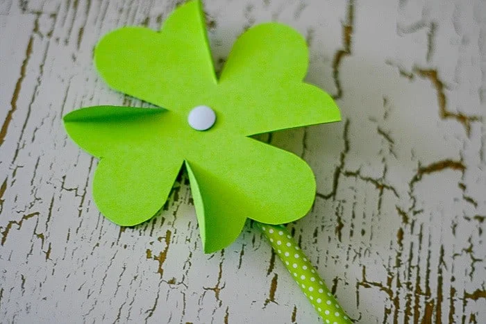 Easy shamrock craft ideas for kids for St. Patrick's Day